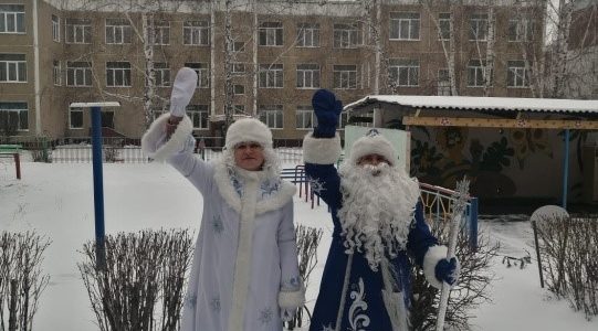 Дед Мороз и Снегурочка пришли в гости в детский сад